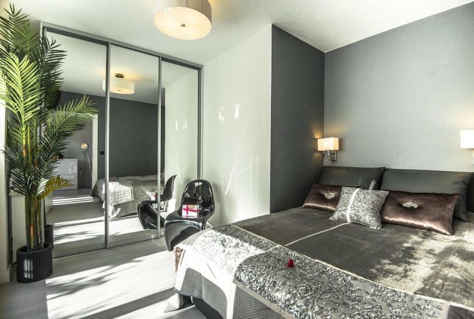 Garden Apartment Cracow- Shopping Mall 1Min, Underground Parking, Family Friendly, City Center Krakow Luaran gambar